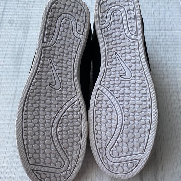 Nikes Black and White - Picture 9 of 9